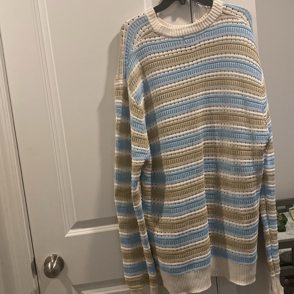 oversized sweater it kind of fits like a dress fits like a large/extra large - Picture 7 of 8